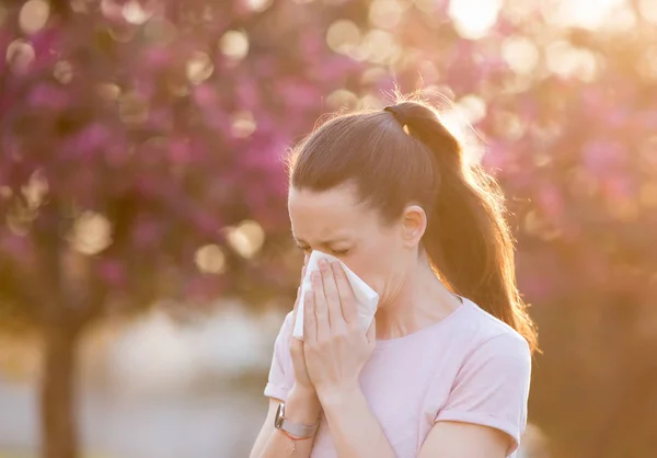 Wanita meniup hidung karena alergi serbuk sari musim semi — Stok Foto
