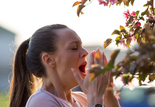 Donna starnutisce a causa dell'allergia al polline primaverile — Foto Stock