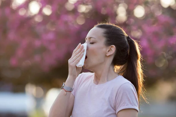 Perempuan bersin karena alergi serbuk sari musim semi — Stok Foto