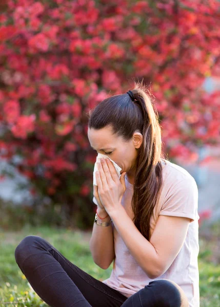 Wanita memiliki alergi serbuk sari — Stok Foto