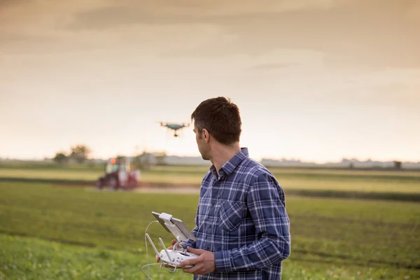 Boer rijden drone boven veld — Stockfoto