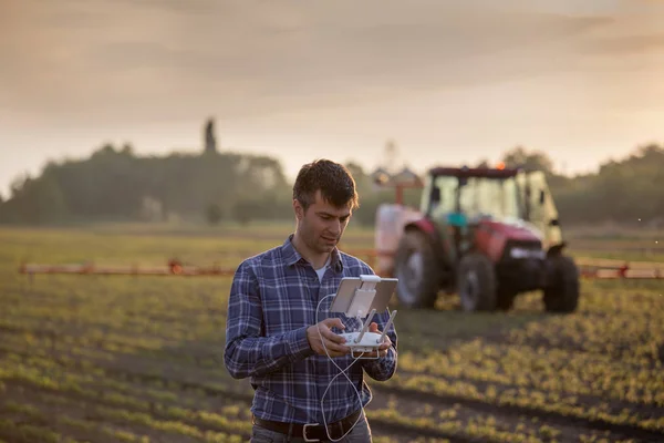 Boer rijden drone boven veld — Stockfoto