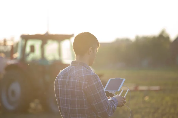 Farmer drone guida sopra il campo — Foto Stock