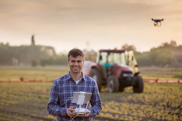 Rolnik jazdy Drone powyżej pola — Zdjęcie stockowe