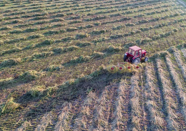 Luchtfoto van tractor met hooi schudders — Stockfoto