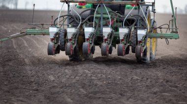 Ekim sezonunda seeder ile Traktör