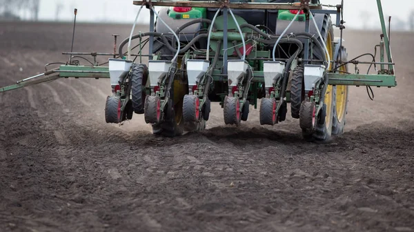 Traktor med seeder under sånings säsongen — Stockfoto