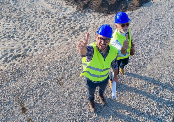 Vista superior dos engenheiros no canteiro de obras — Fotografia de Stock