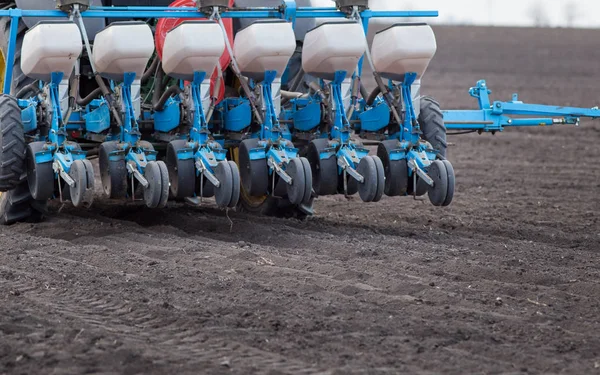 Traktor med seeder under sånings säsongen — Stockfoto