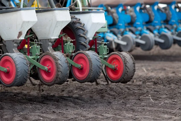 Traktor med seeder under sånings säsongen — Stockfoto
