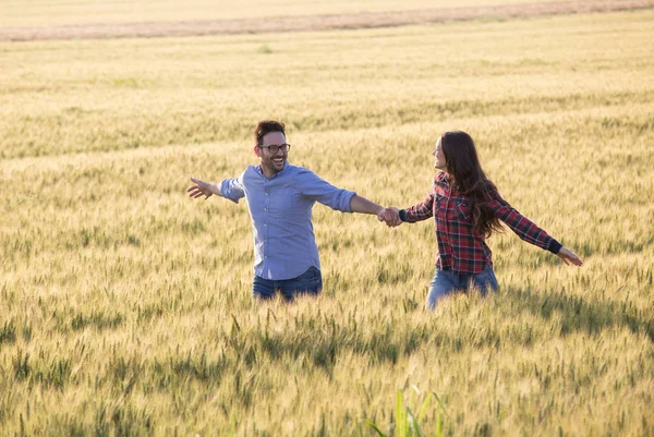 麦畑で走るカップル — ストック写真