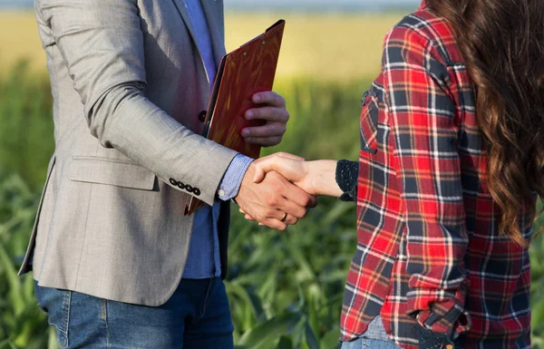 農夫およびビジネスマン握手 — ストック写真