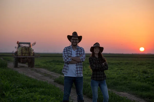 Agricultores delante del tractor en el campo —  Fotos de Stock