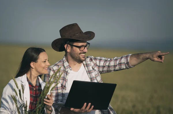 Agricultor y agrónomo en campo de trigo — Foto de Stock