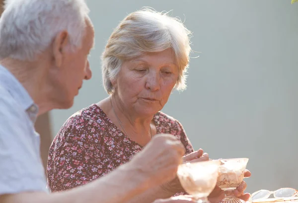 Gamla par äter glass utanför — Stockfoto