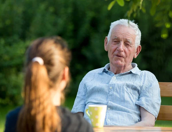 Senior man met kleindochter — Stockfoto