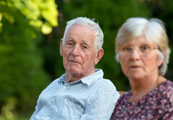 Vieil homme et femme dans le parc — Photo