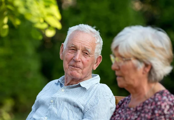 Oude man en vrouw praten in Park — Stockfoto
