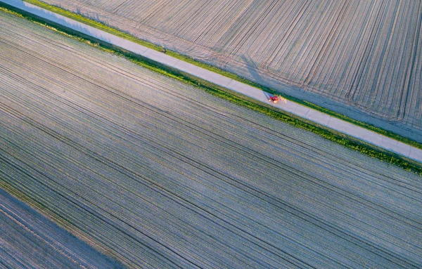 Trekker rijden op onverharde weg — Stockfoto