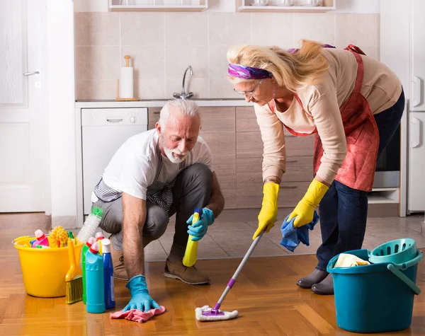 Couple aîné faisant des tâches ménagères — Photo