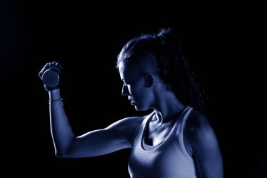 Kız halter ile egzersiz yapıyor