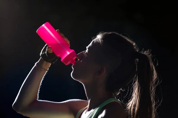Sportig kvinna dricksvatten efter träningspass — Stockfoto