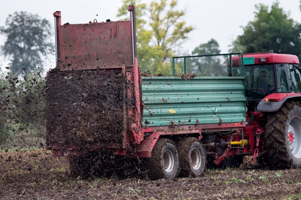 Traktor düngt Feld mit Dünger — Stockfoto