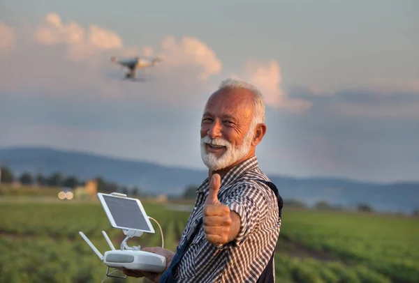 Rolnik z dronem w terenie — Zdjęcie stockowe