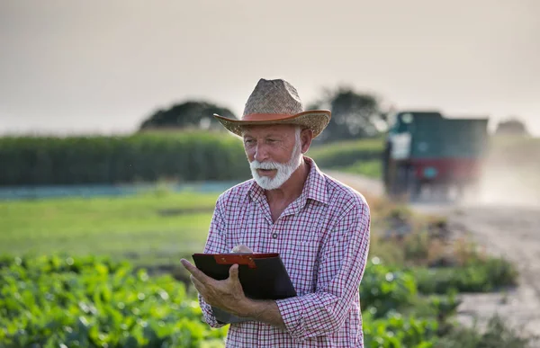 Фермер пишет заметки в поле — стоковое фото