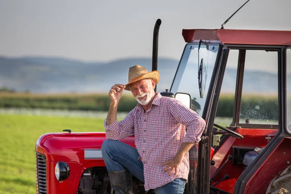 Landwirt steht neben Traktor — Stockfoto