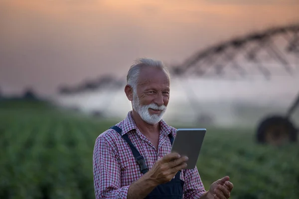 Agricultor com sistema de irrigação — Fotografia de Stock