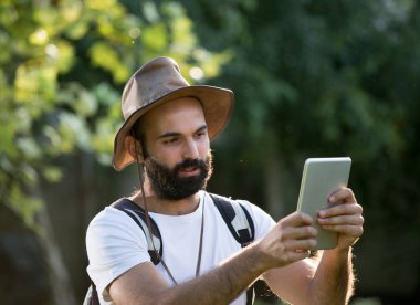 Yaz aylarında ormanda yürüyüş genç adam