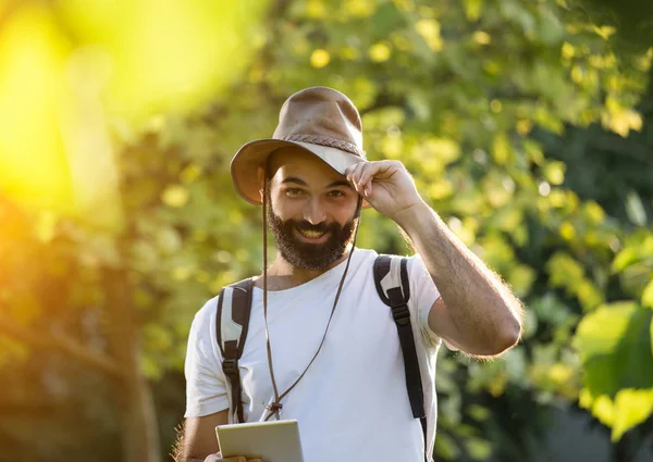 夏の間に森の中でハイキングする若者 — ストック写真