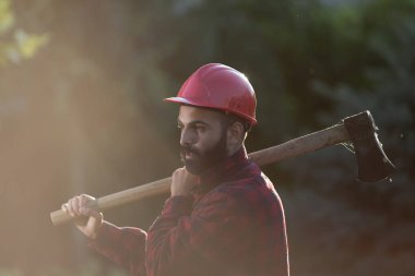 Balta ve kask ile Lumberjack
