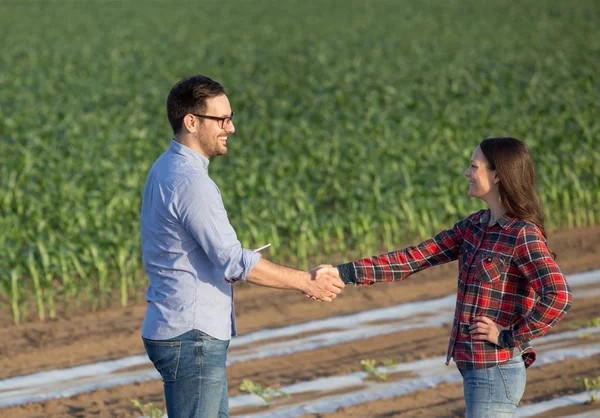 Agricoltore e uomo d'affari che si stringono la mano — Foto Stock