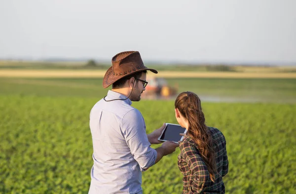 Agricoltori di fronte al trattore in campo — Foto Stock