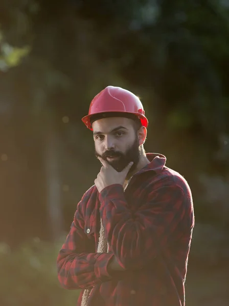 Holzfäller mit Bart und Helm — Stockfoto