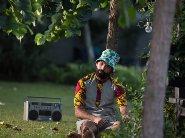 Homem fumando no parque — Fotografia de Stock