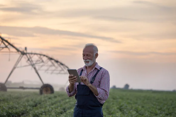 Landwirt mit Bewässerungssystem — Stockfoto