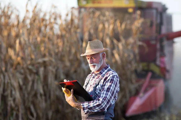 Agricultor frente a cosechadora — Foto de Stock