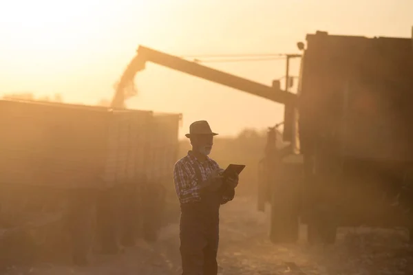 Agricultor frente a cosechadora —  Fotos de Stock