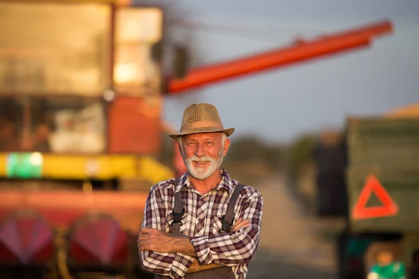 Farmer in front of combine harvester — Stock Photo, Image