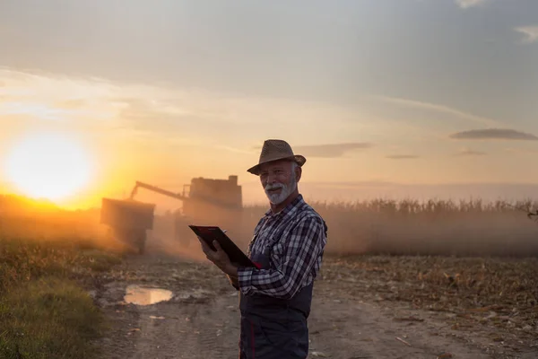 Agricoltore di fronte alla mietitrice — Foto Stock