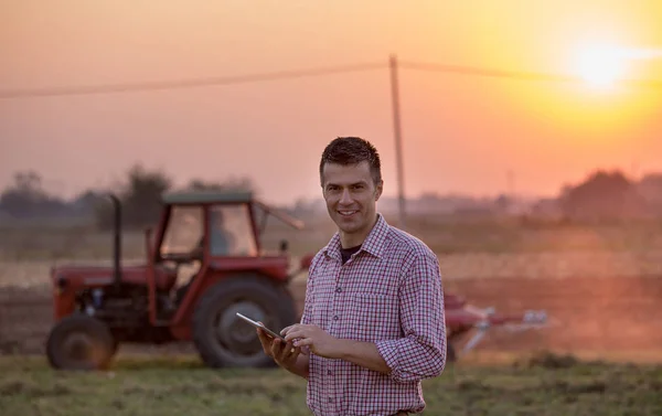 Landwirt mit Tablet vor Traktor — Stockfoto