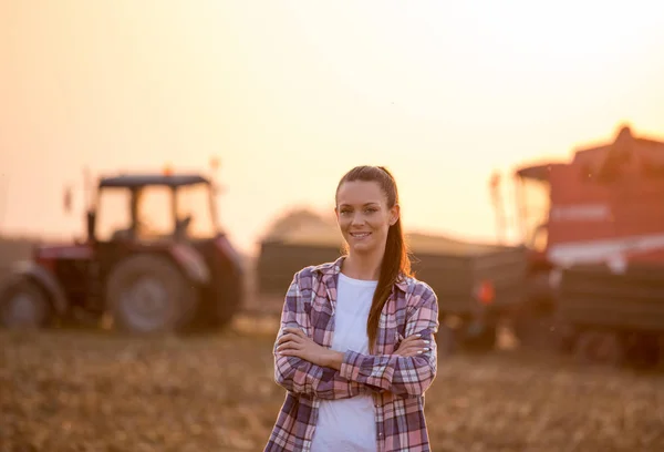 Bäuerin mit verschränkten Armen bei der Maisernte — Stockfoto