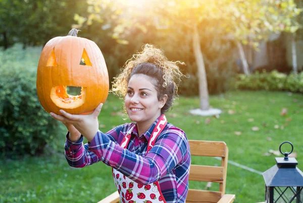 Mädchen bereitet Kürbiskopfheber für Halloween vor — Stockfoto