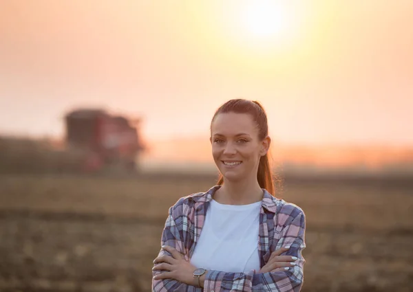 Farmářka se zkříženými pažemi při sklizni kukuřice — Stock fotografie