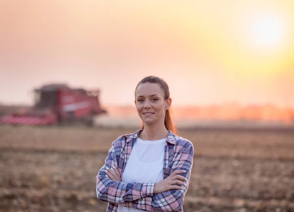 Bäuerin mit verschränkten Armen bei der Maisernte — Stockfoto