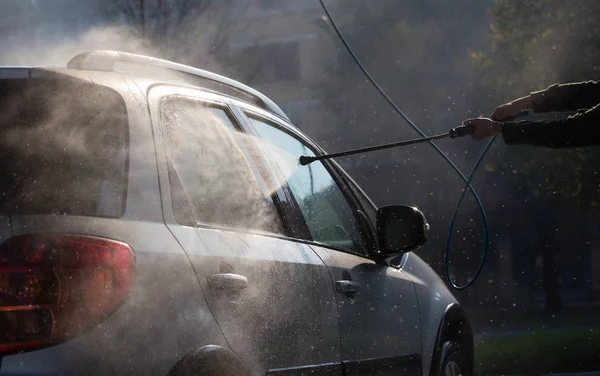 Lavage manuel de voiture avec de l'eau à haute pression — Photo