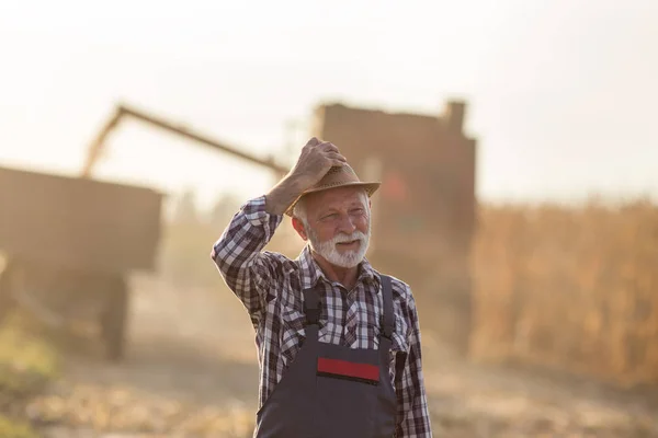 コンバイン・ハーベスターの前の農家 — ストック写真